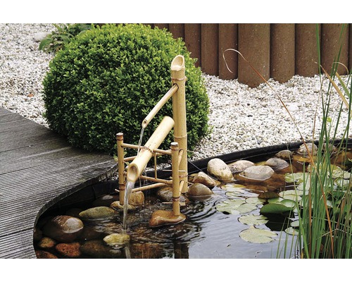 Tuinvijver met bamboe fontein, grind en planten