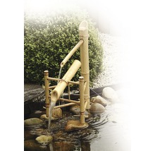 Bamboe fontein in de tuin met water en stenen