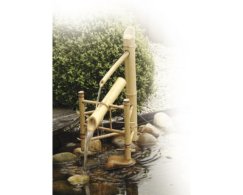Bamboe fontein in de tuin met water en stenen