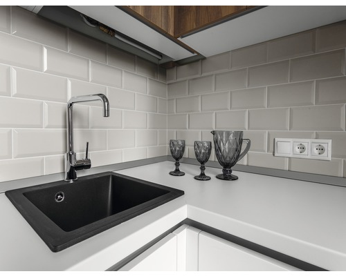 Keukenspoelbak met kraan, glazen en tegels