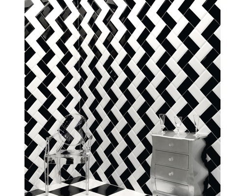 Kameroverzicht met zwart-wit-patroon wand- en vloertegels, transparante stoel en commode