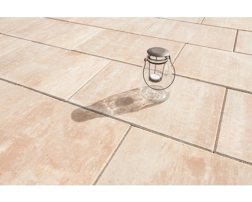 Buitenkant met rechthoekige bestrating en windlicht