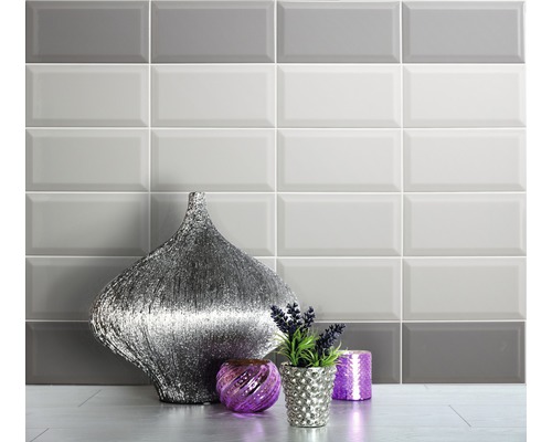 Wanddecoratie met metro tegels en decoratie