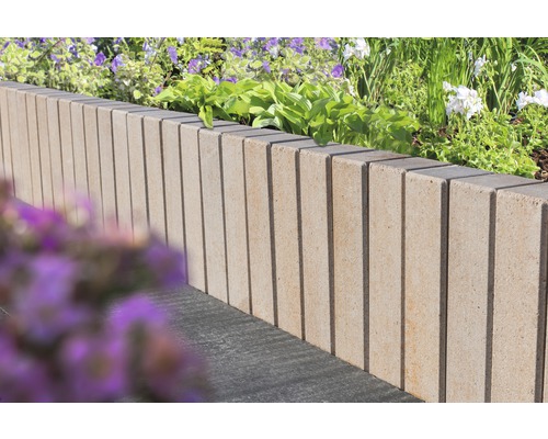 Betonnen border met verticale groeven in de tuin