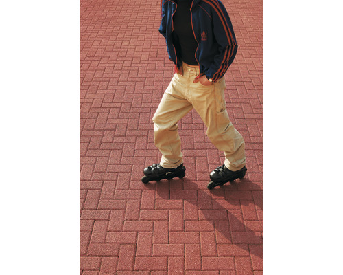 Persoon op rolschaatsen op straatstenen