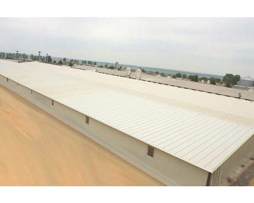 Overzicht van een lang, laag opslaggebouw met metalen dak