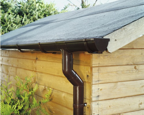 Bruine dakgoot op houten huisje
