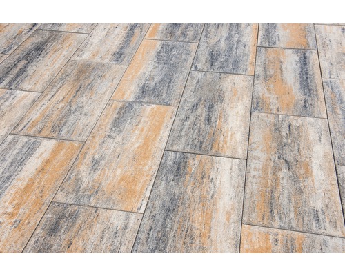 Betonnen straatstenen gelegd met gemêleerd oppervlak