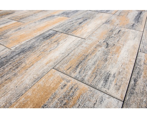 Bestrating van betonnen straatstenen in de buitenruimte