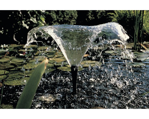 Tuinfontein met waterfontein in een vijver