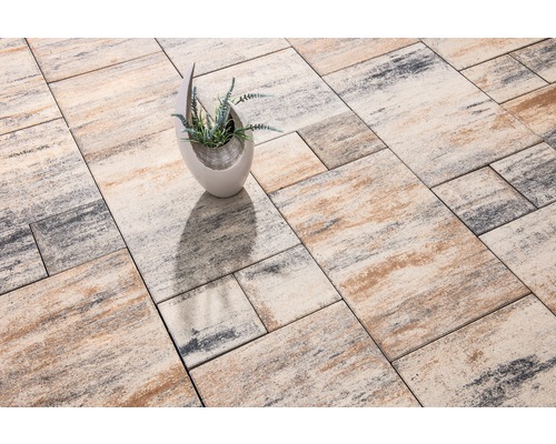 Bestrating met patroon en vaas met plant