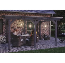 Overdekte zithoek met tuinmeubilair en verlichting