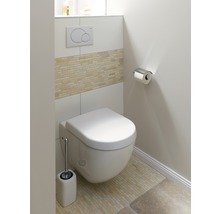 Wandcloset in badkamer met bedieningspaneel, toiletpapierhouder en toiletborstel