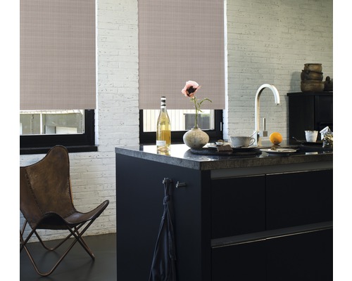 Interieur met rolgordijnen, aanrecht en zitmogelijkheid