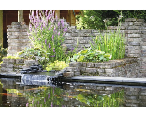 Vijver met waterval en gemetselde oeververdediging met beplanting