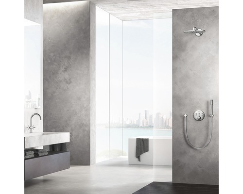 Moderne badkamer met douche, wastafel en bad voor een raampartij