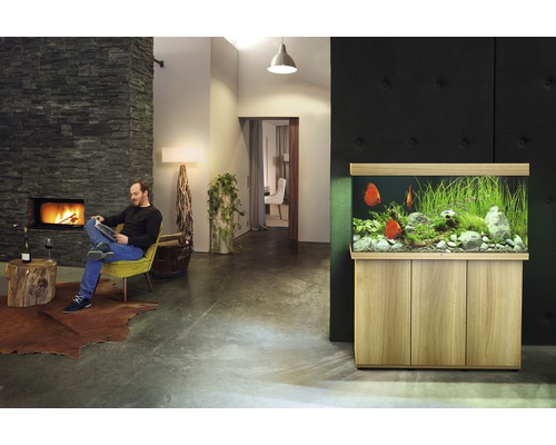 Woonkamer met aquarium, open haard en zittende man