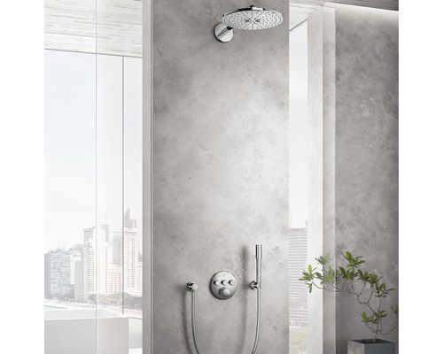 Douchesysteem met hoofddouche, handdouche en thermostatische kraan in de badkamer