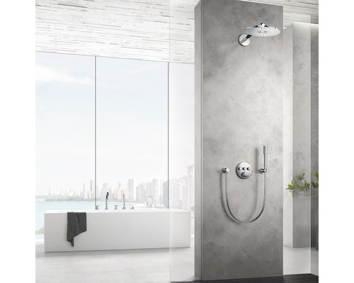 Badkamer met bad, douche en uitzicht op de stad