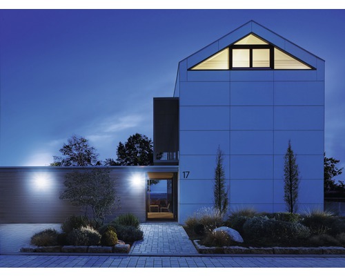 Modern woonhuis met gevelverlichting en bestrate oprit