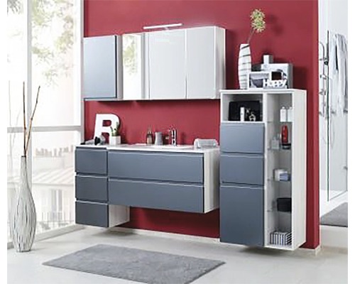 Badkamer met wastafelonderkast, spiegelkast en zijkast voor badkameruitrusting