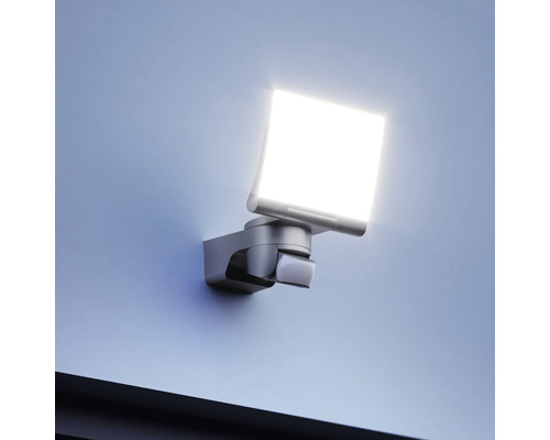 Vierkante buitenlamp met bewegingsmelder aan een muur