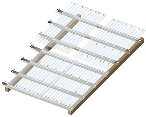 Overkapping met transparante golfplaten op een houten constructie