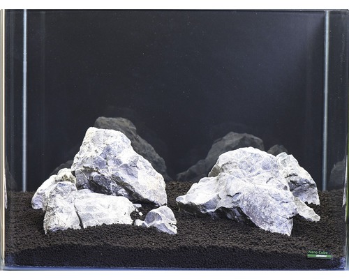 Ingericht aquarium met stenen en bodembedekking