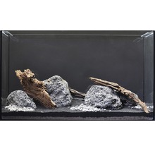 Aquarium met lavastenen en decoratie van wortelhout
