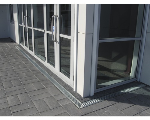 Gelijkvloerse douche met afvoergoot voor een deur