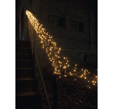 Buitentrap met verlichte kerstverlichting aan een gebouw