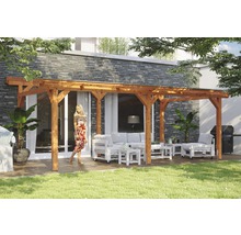 Houten terras met houten overkapping en tuinmeubelen op een gazon.