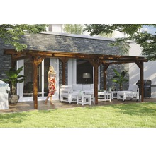Terras met houten pergola en tuinmeubelen