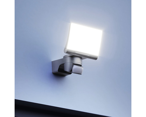 Buitenlamp met bewegingssensor aan een muur gemonteerd