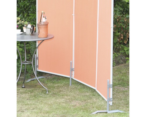 Tuinscene met kamerscherm, tafel en decoratie
