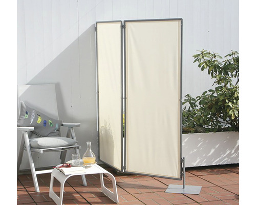 Tweeledig stoffen kamerscherm met metalen frame op een terras