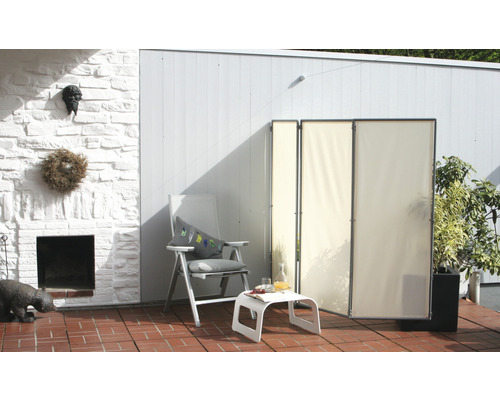 Terras met scherm, stoel en tafel
