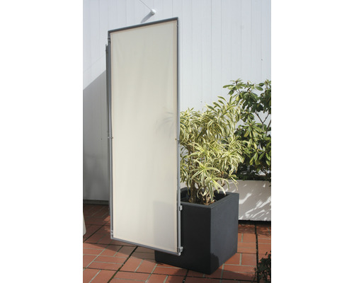 Schermelement naast een plantenbak buitenshuis