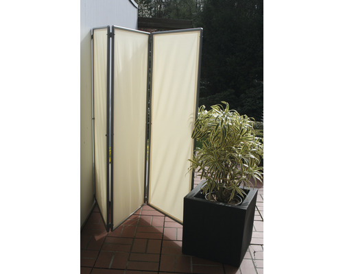 Opvouwbaar stoffen privacyscherm naast een potplant op een terras.