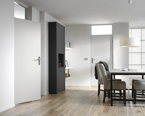 Lichte kamer met deuren, plank en eettafel