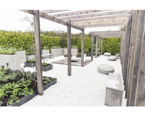 Tuinontwerp met pergola, grind, beplanting en zitplaatsen