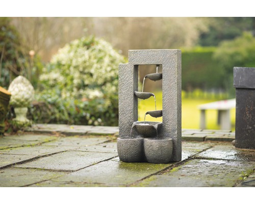 Tuinfontein met meerdere kommen en waterstroom in de buitenruimte