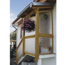 Overdekte entree met houten frame en glazen panelen
