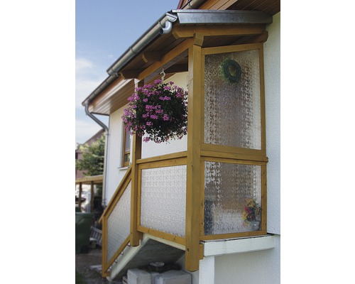 Overdekte entree met houten frame en glazen panelen