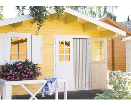 Geel tuinhuis met open houten deur en insectenbeschermingsgordijn