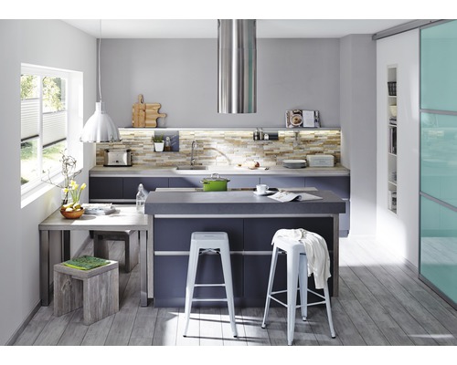 Lichte keuken met kookeiland, barkrukken en eettafel voor een vriendelijke sfeer