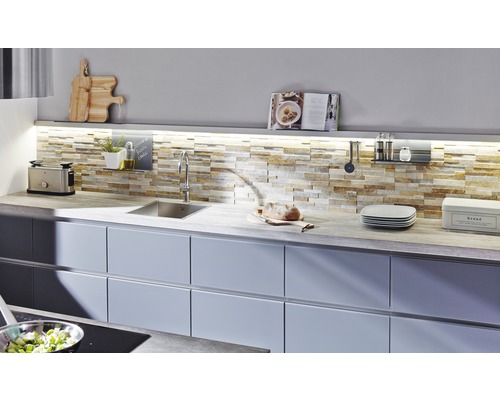 Keuken met spoelbak, kraan, keukengerei en decoratieve artikelen