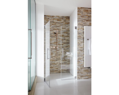 Inloopdouche met glazen wanden en stenen muur