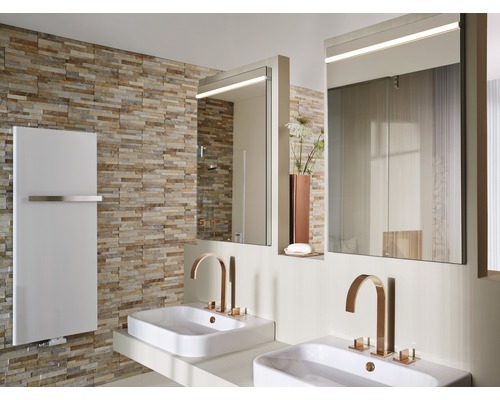 Badkamer met dubbele wastafel, spiegel met verlichting en radiator