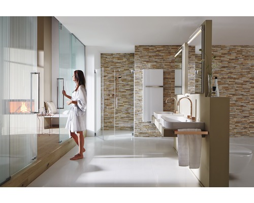 Lichte badkamer met dubbele wastafel, douche en open haard voor een moderne en ontspannen sfeer